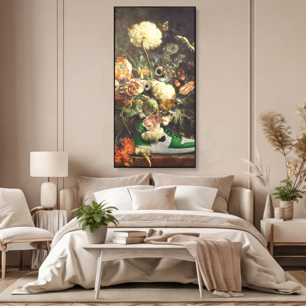 Tablou canvas cu tablou canvas cu pantof sport si flori, in rama de aluminiu negru, pe perete intr-un dormitor